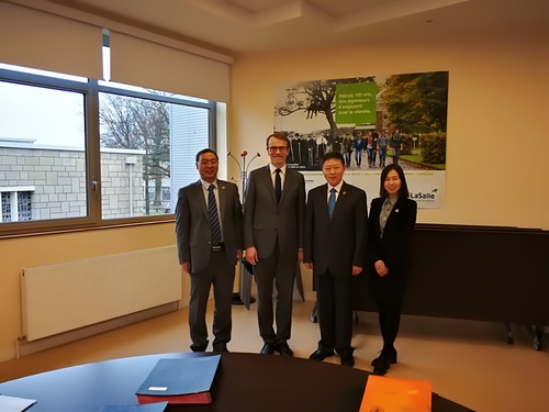 上午与拉萨尔大学校长座谈 (1)