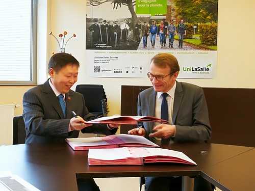 上午与拉萨尔大学校长座谈 (2)