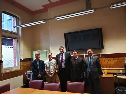 上午与曼大座谈