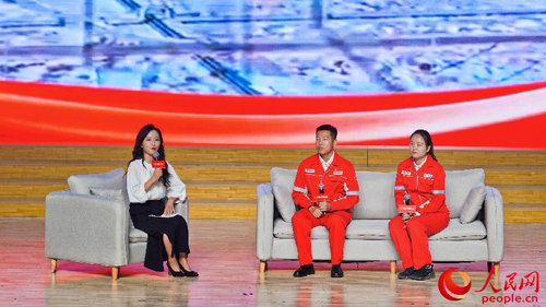 校友杨敏杰、阮思雅分享从校园到油田、从学子到建设者的成长故事。人民网 李欣洋摄