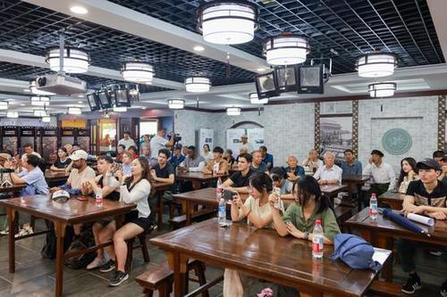 留学生们近距离欣赏京剧、豫剧、新疆维吾尔木卡姆艺术。（马俊山 摄）