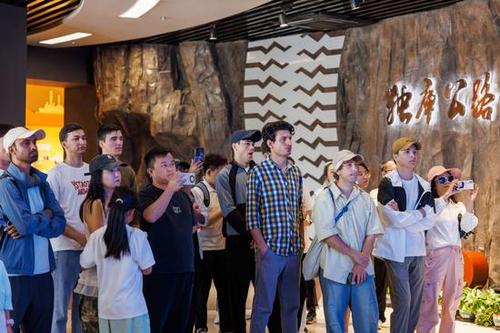 留学生们在独库公路博物馆游览。（马俊山。摄）