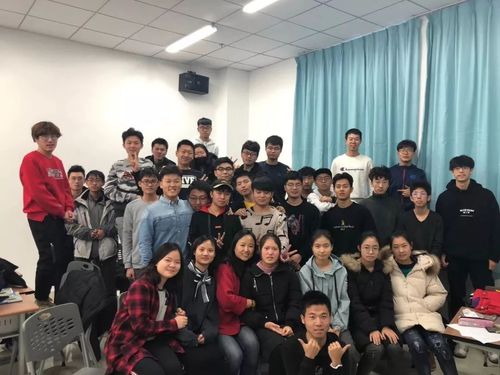 注：侯俊霞老师于2019年3月在新疆大学开启了二次援疆之旅，现任新疆大学外语学院副院长。
