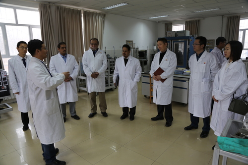 参观新疆油田实验检测研究院 (1)