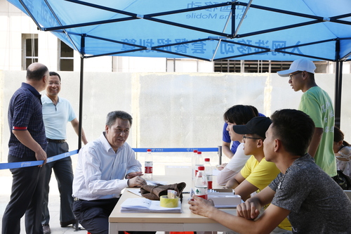 20180826陈大恩书记带队看望新生、家长 (7)