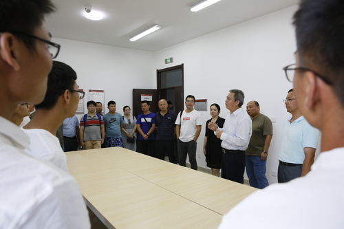 20180826陈大恩书记带队看望新生、家长 (51)