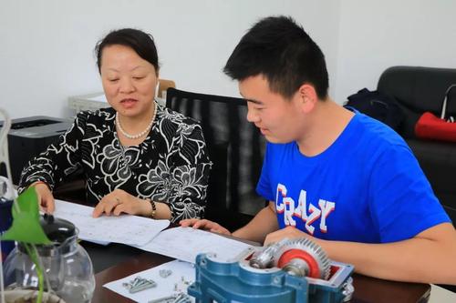 赵菊娣老师在辅导学生