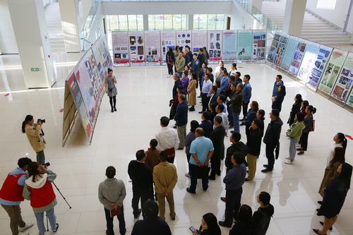 参观新疆四史展览