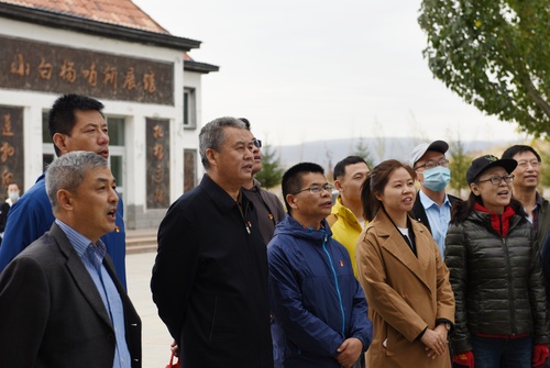 小白杨哨所共唱小白杨