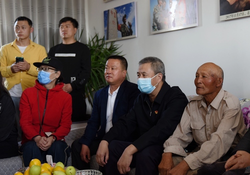 观看魏德友老人先进事迹