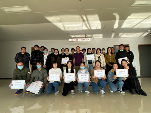 图片7：为赴本部交流表现优异的同学颁发证书