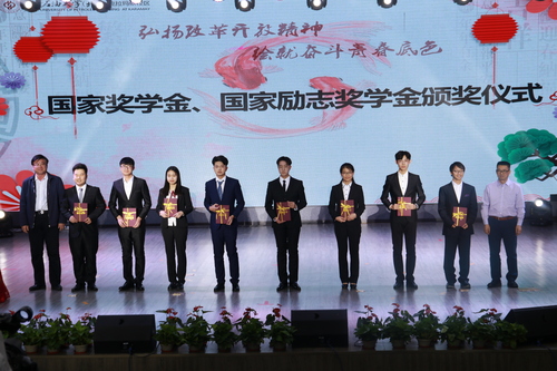 20181221迎新晚会暨第二届企业颁奖典礼-照片-新媒体中心 艺视界-祈浩福郭祥祥等 (120)