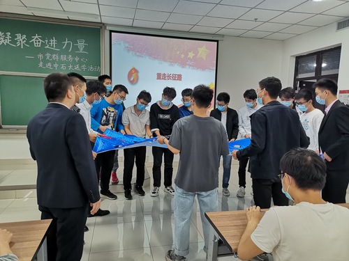 “传承石油精神，凝聚奋进力量”市党群服务中心走进校区工学院送学活动2