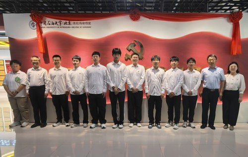 3.佩戴党徽合照【需要裁剪为正常尺寸，地面裁掉一些】