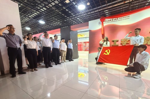 4.宣誓照片【需要裁剪为正常尺寸，地面裁掉一些】