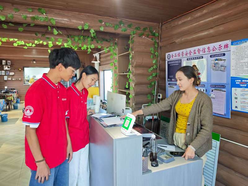 采访白哈巴村个体商户