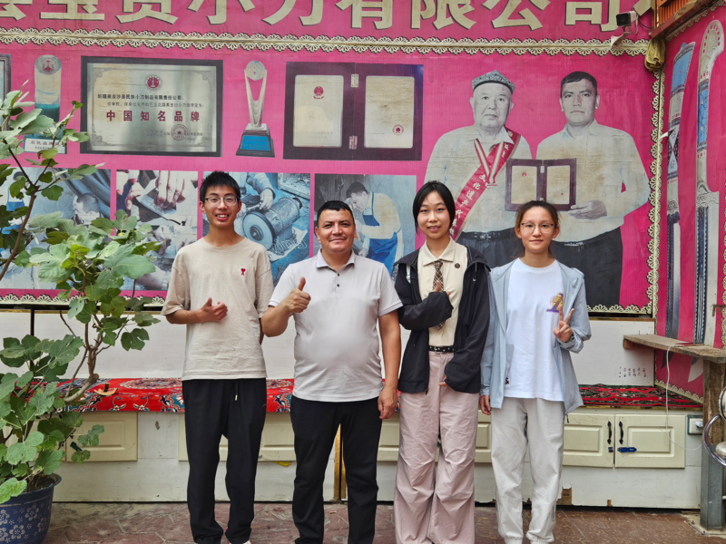 与英吉沙小刀传承人采访后合照