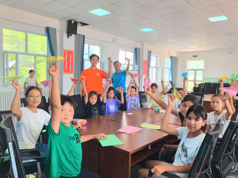 纸飞机放飞烦恼活动