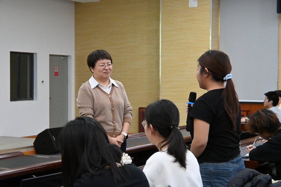 毕爱红与学生互动