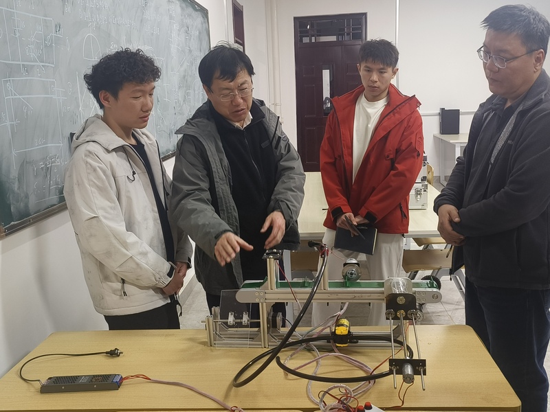 万老师对参赛作品进行现场指导(左二)