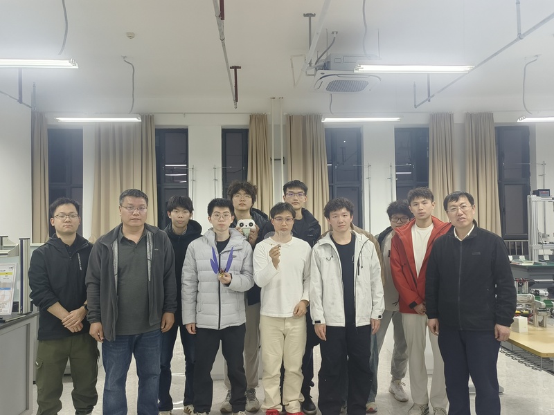 万老师与各位参赛队员合影(右一)