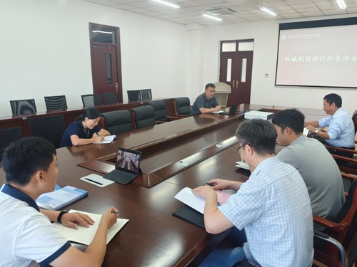参会教师认真交流研讨现场全景
