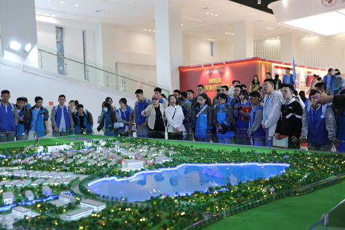 北师大附中师生参观