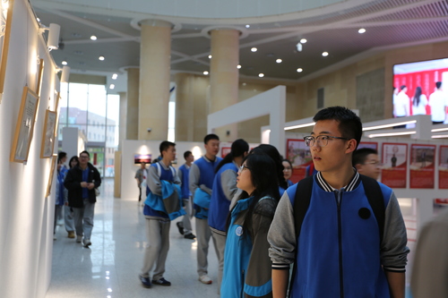 北师大附中师生参观 