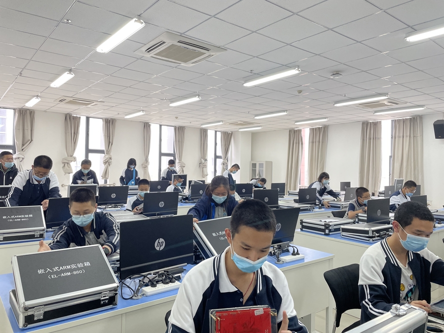 克拉玛依市第一中学师生代表到校区参观交流