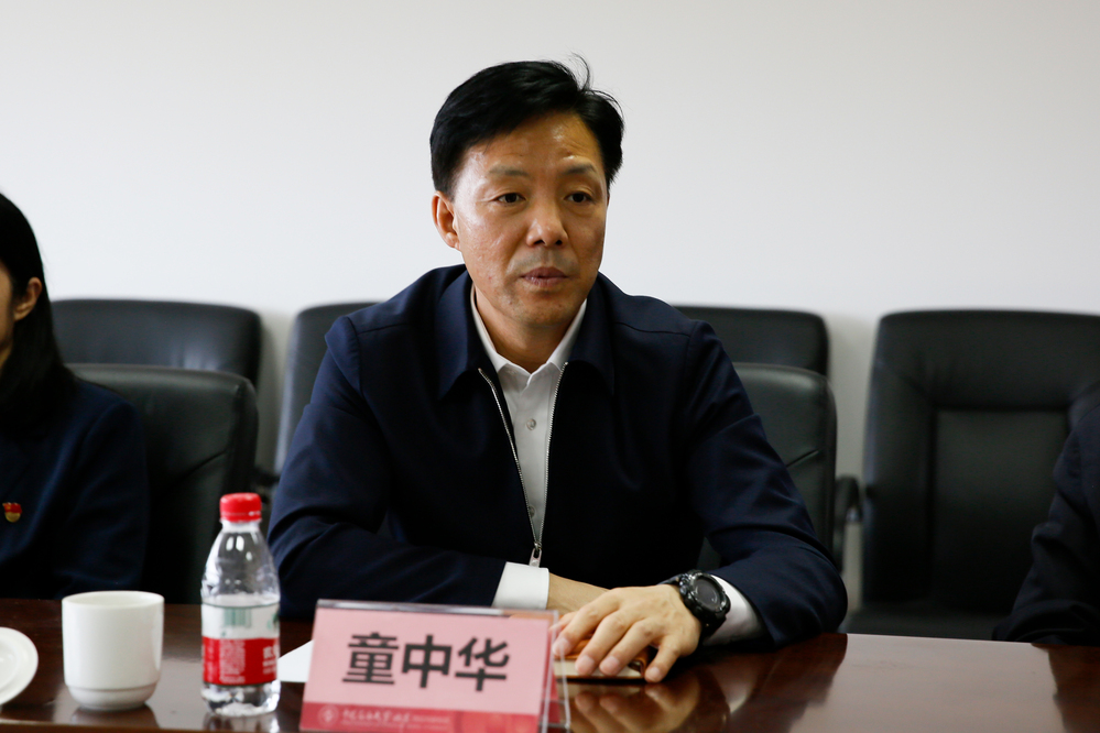 童中华代表克拉玛依市就如何切实加强政校合作进行分享.