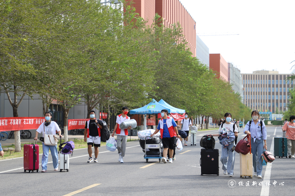 20220825志愿者运行李-魏静怡摄 (21)