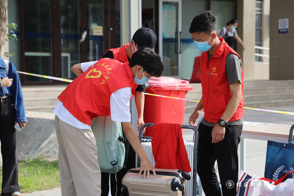 20220825志愿者运行李-魏静怡摄 (127)