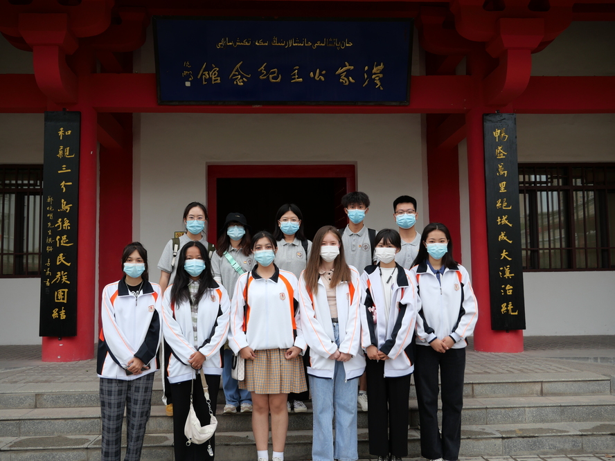 2022年7月5日，汉家公主纪念馆，实践团成员们与前来学习参观的伊宁市第八中学的同学们留念