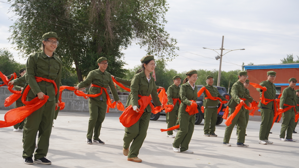 6.19+石河子+实践团成员+回忆过去的兵团生活活动