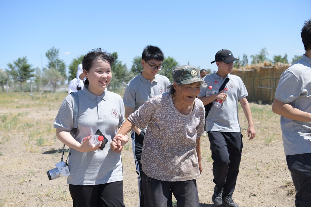 20220625-魏德友爱国主义教育基地-实践团队成员-陪同奶奶重走戍边路