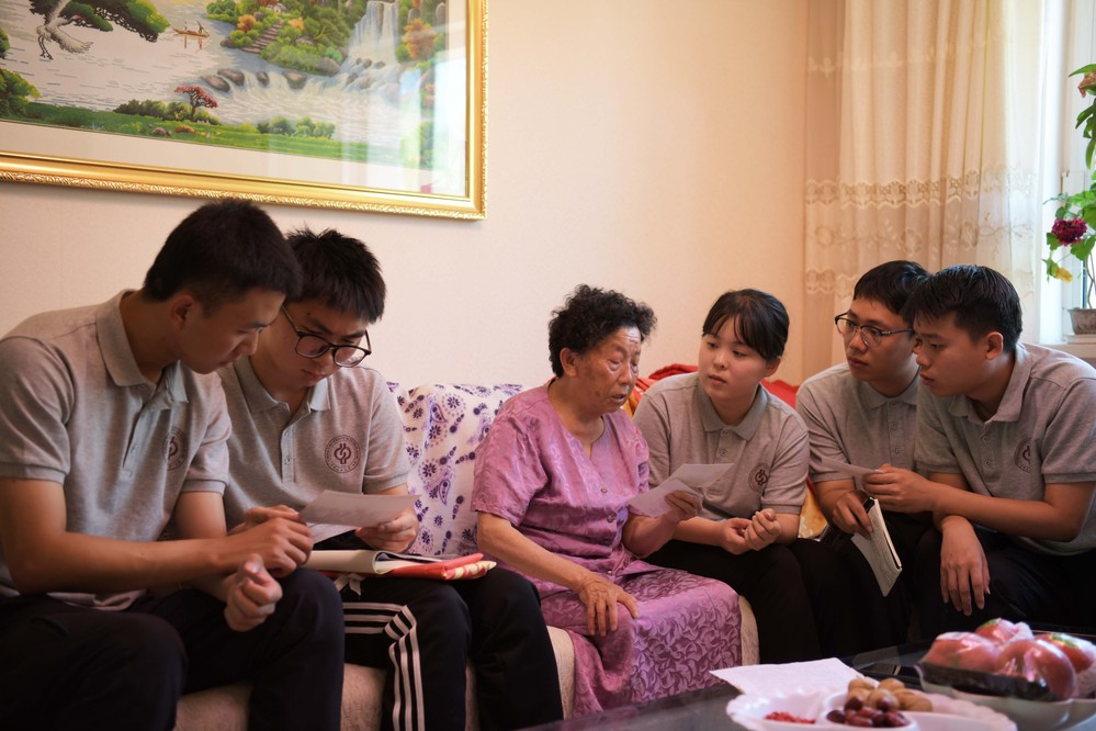 20220627--吴志贤老人、实践团队成员-孙龙珍生前战友吴志贤老人讲述孙龙珍烈士英勇事迹