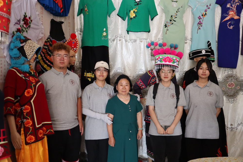 2022年7月27日-南华老镇南刺绣加工厂-“乡村振兴，筑梦南华”实践团及彝绣大师李文敏老师-采访南华县彝绣大师李文敏老师