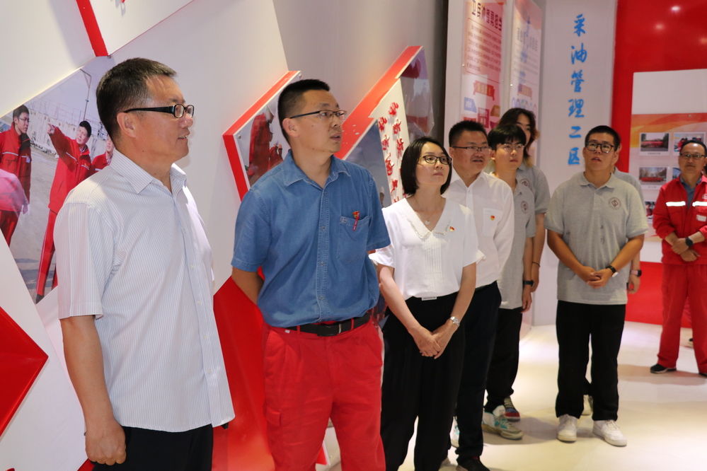 6月24日-中石化西北油田公司采油三厂-采油三厂工人和实践团成员-参观创新工作室现场交流 - 副本 - 副本