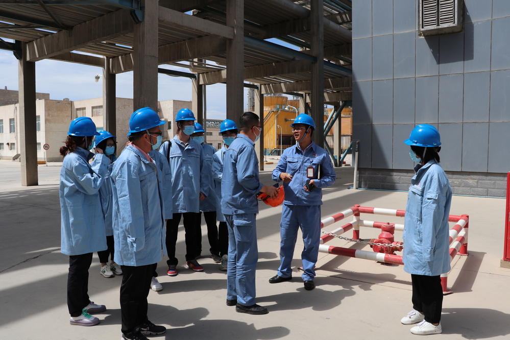 6月25日-中国石化塔河炼化-塔河炼化工作人员、实践团成员-参观作业区域3