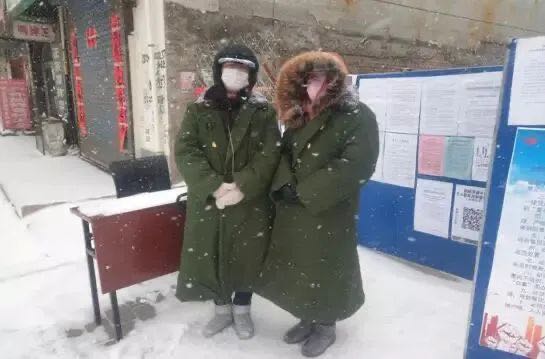 王硕与妈妈一起站岗