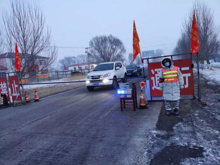 贺莹在村口站岗