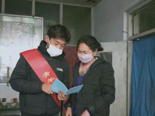 李占强挨家挨户开展防疫宣传