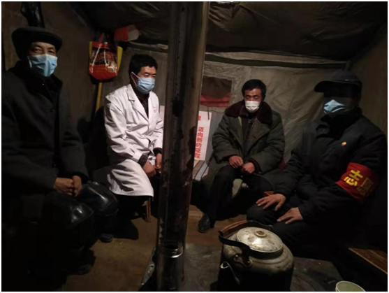 陈海东入户进行防疫宣传