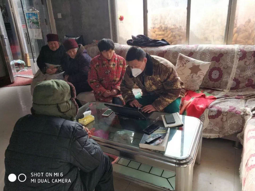 马玉寅在帮助村民使用便民小程序