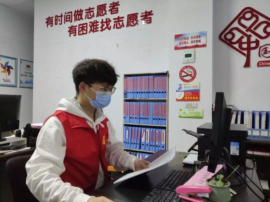 邢博文在录入居民信息