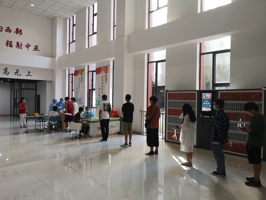 弘扬抗疫精神，校区组织师生参加无偿献血2