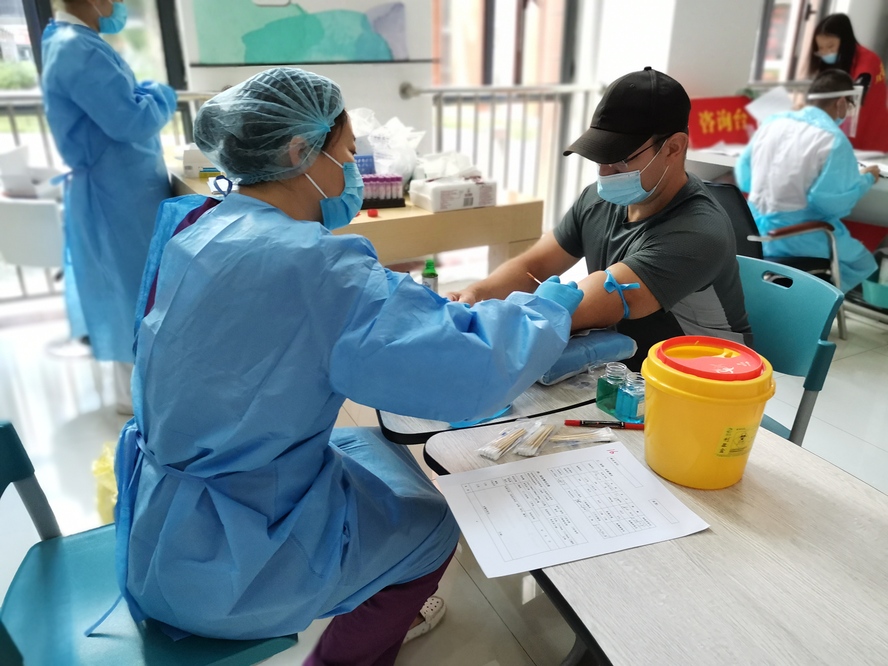 弘扬抗疫精神，校区组织师生参加无偿献血3