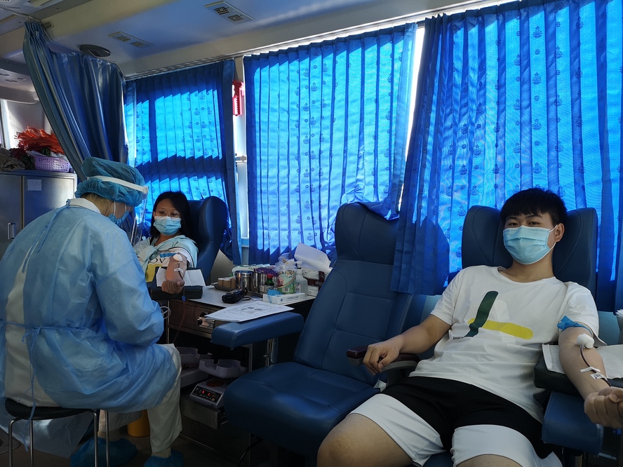 弘扬抗疫精神，校区组织师生参加无偿献血4