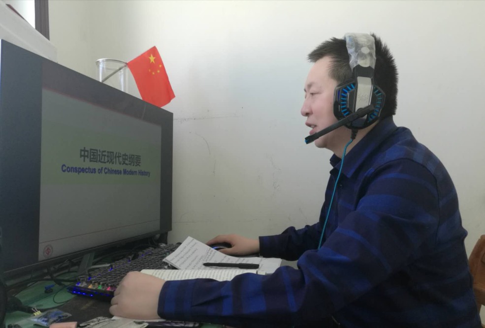 张新国老师在上课