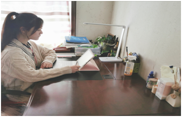 李懿诺在上网课